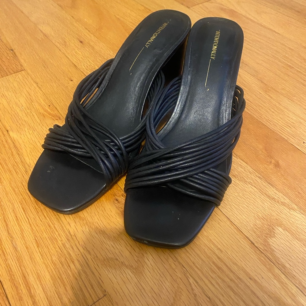 Intentionally blank strappy low heal/ mule